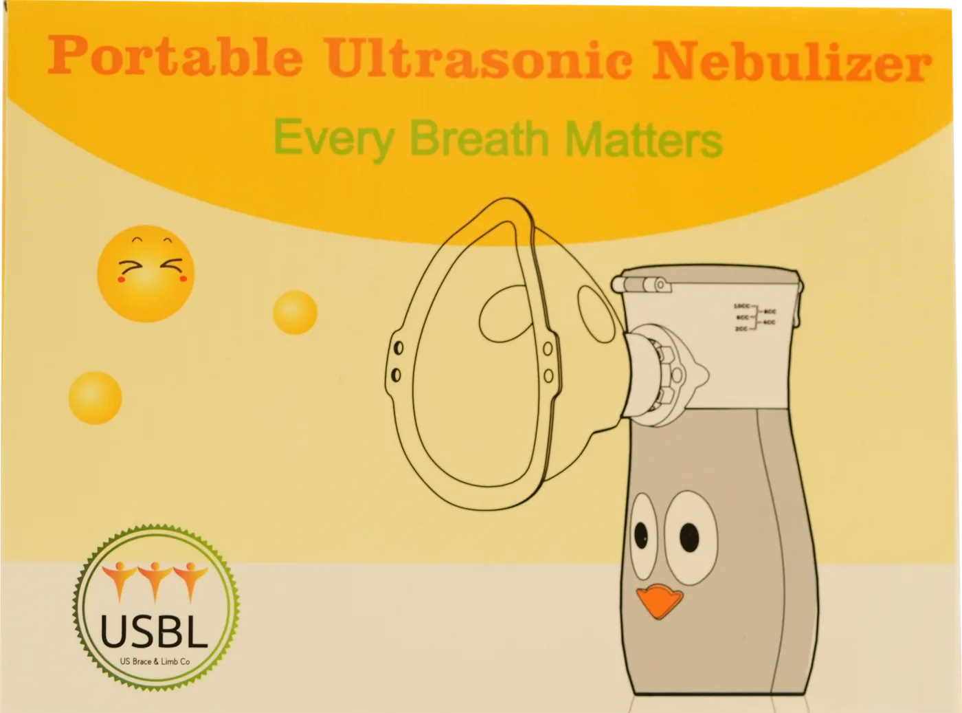 Żółte pudełko przenośnego nebulizatora ultradźwiękowego dla dzieci z hasłem „Every Breath Matters” („Liczy się każdy oddech”) i rysunkiem urządzenia z maską